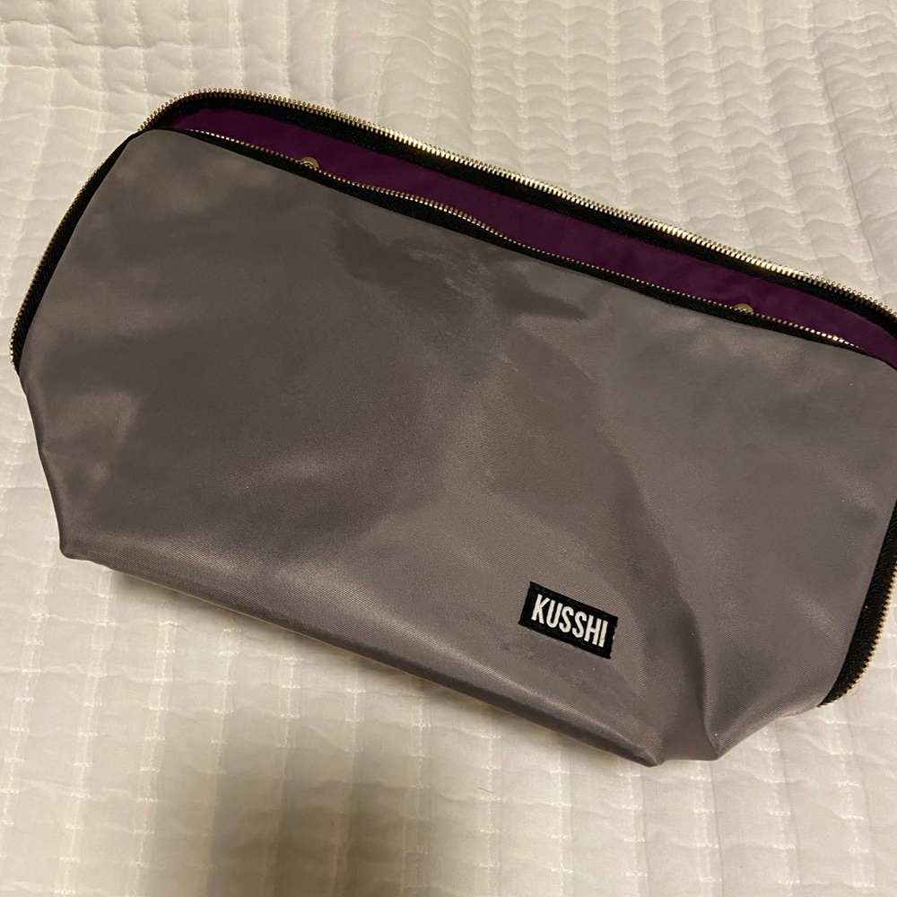 Kusshi vacationer cosmetic bag , excellent condition never used!!